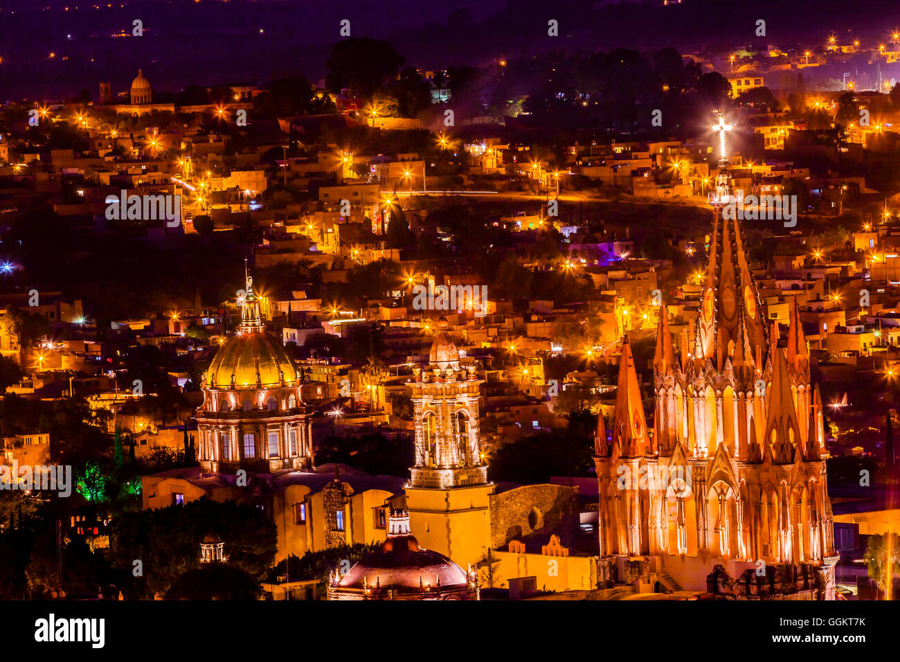 San Miguel de Allende, Mexique, nuit donnent sur l'Église Parroquia Archange Close Up, Églises Maisons Banque D'Images