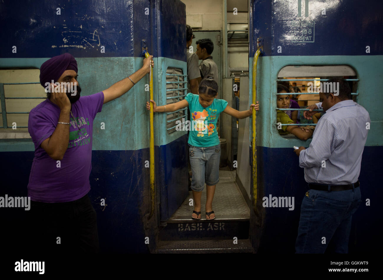 Les passagers prêts à prendre un train local à Amritsar, Inde. © Jordi Boixareu Banque D'Images