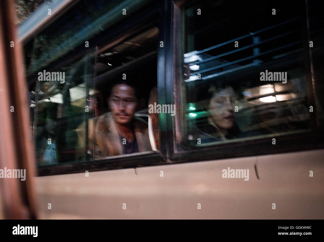 Les passagers ont vu l'intérieur d'un bus local à Dharamsala, en Inde. © Jordi Boixareu Banque D'Images