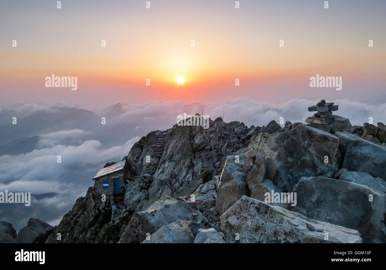 Sulight coucher du soleil. Bivouac de montagne G.Cavinato. Vue depuis le sommet de la montagne Cima d'Asta. Nuages. Trentino. Alpes italiennes. Europe. Banque D'Images