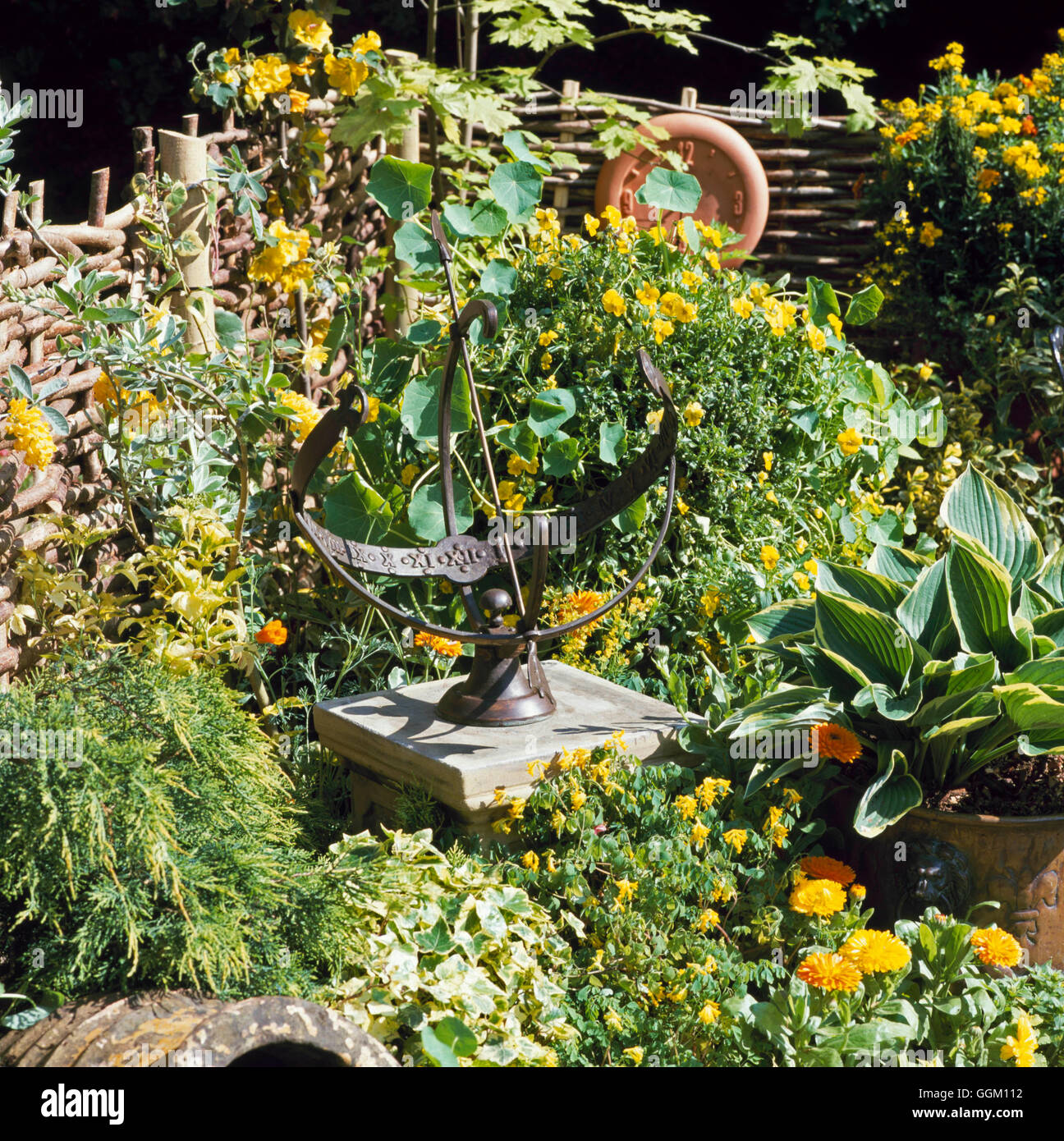 Ornement - Cadran solaire armillaire (photos : Photos de l'horticulture/ Marshalwick Hort Society) ORN089275 C Obligatoire Banque D'Images