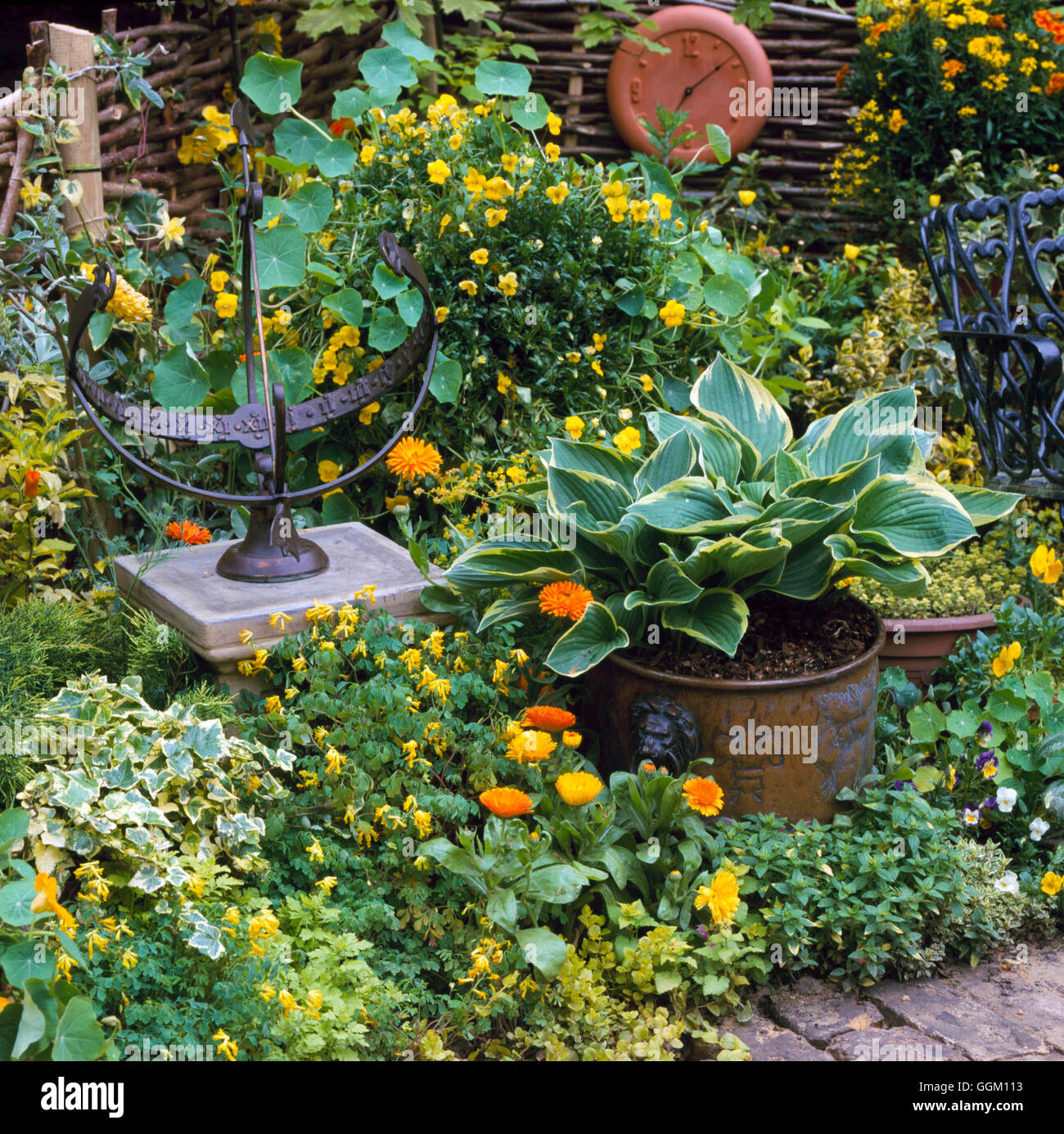 Ornement - Cadran solaire armillaire (photos : Photos de l'horticulture/ Marshalwick Hort Society) ORN089287 C Obligatoire Banque D'Images
