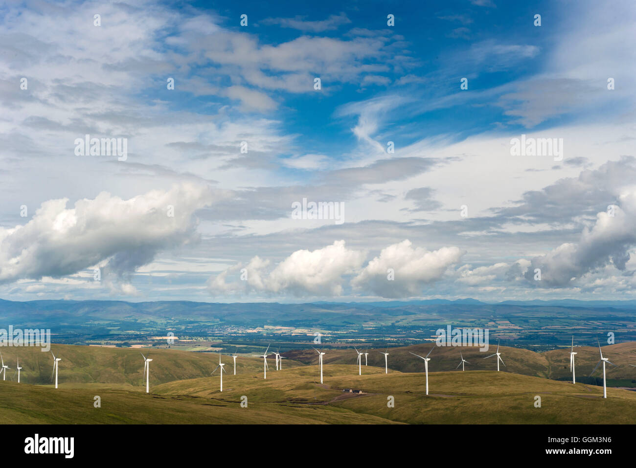Vue depuis le haut de Ben Cluech dans le Ochils aux éoliennes Banque D'Images