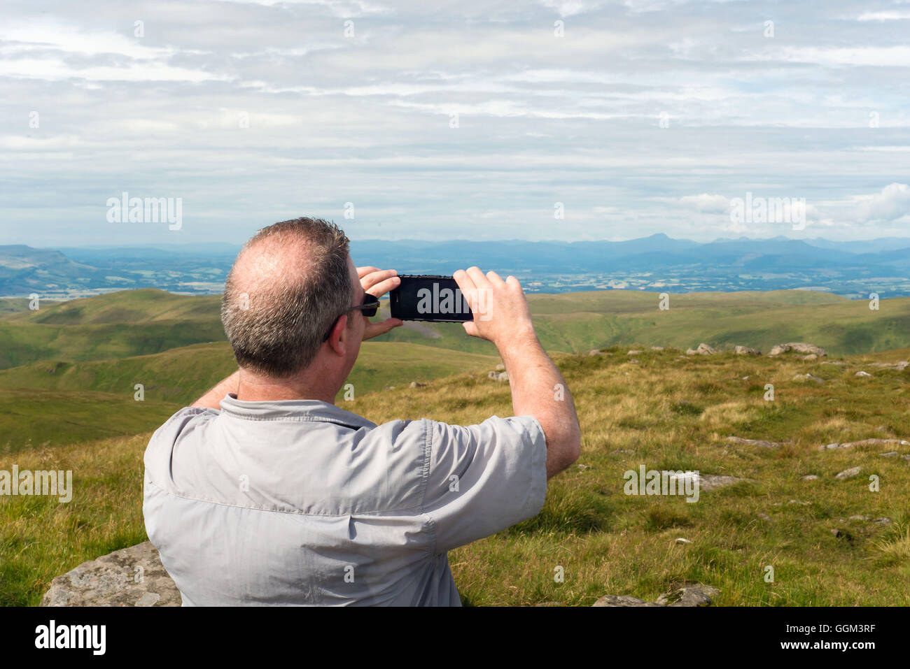 Vue depuis le haut de Ben Cluech dans le Ochils avec personne à l'aide de téléphone mobile de photographie Banque D'Images