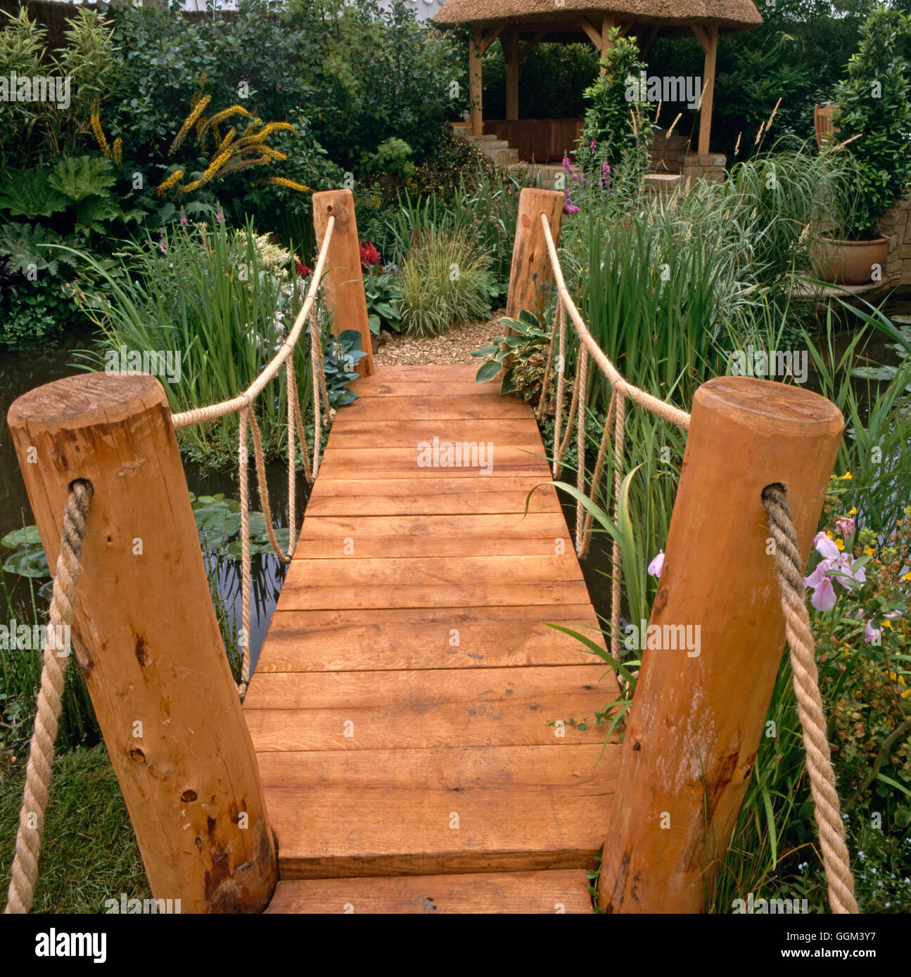 - Piscine avec pont (photos : Photos Hort/designer Mark Davis) POO096906 Photos Horticult Banque D'Images