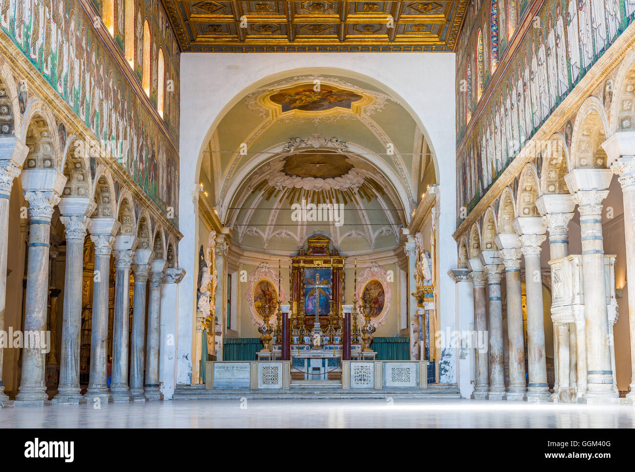 Ravenna, Italie - 19 juillet 2016. Nef de la Basilique de Sant Apollinare Nuovo à Ravenne, Émilie-Romagne. L'Italie. Banque D'Images