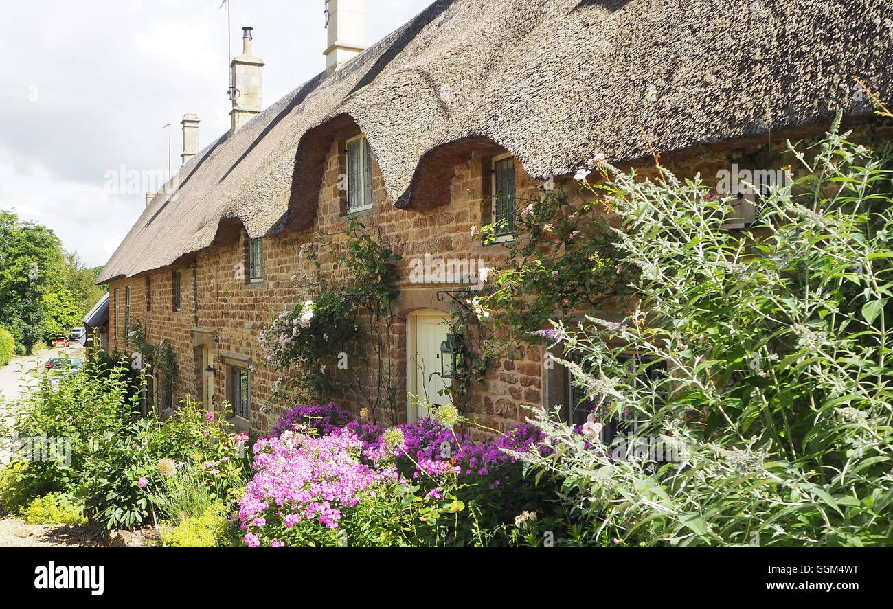 Record dans l'Oxfordshire, souvent décrit comme l'un des plus beaux villages en raison du nombre de chaumières Banque D'Images