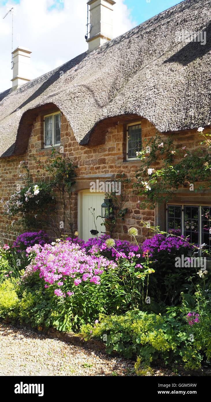 Record dans l'Oxfordshire, souvent décrit comme l'un des plus beaux villages en raison du nombre de chaumières Banque D'Images