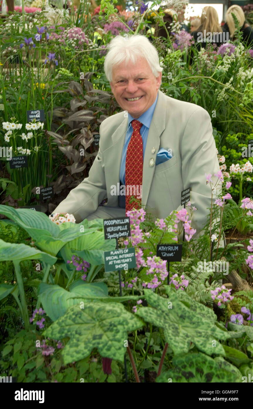 Roy Lancaster, OBE, président de la société plante robuste sur leur exposition à la Chelsea Flower Show 2008. Date : 21.05.2008 Ref : Banque D'Images