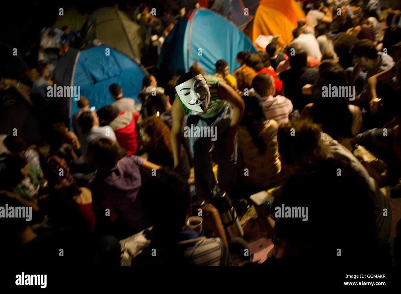 Un vendeur de thé avec masque anonyme dans le camp du parc Gezi, à Istanbul. © Jordi Boixareu Banque D'Images