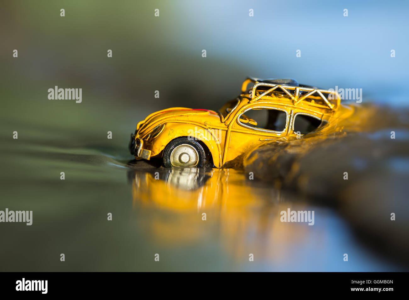 Petite voiture jouet jaune en ocean - Travel concept background Banque D'Images