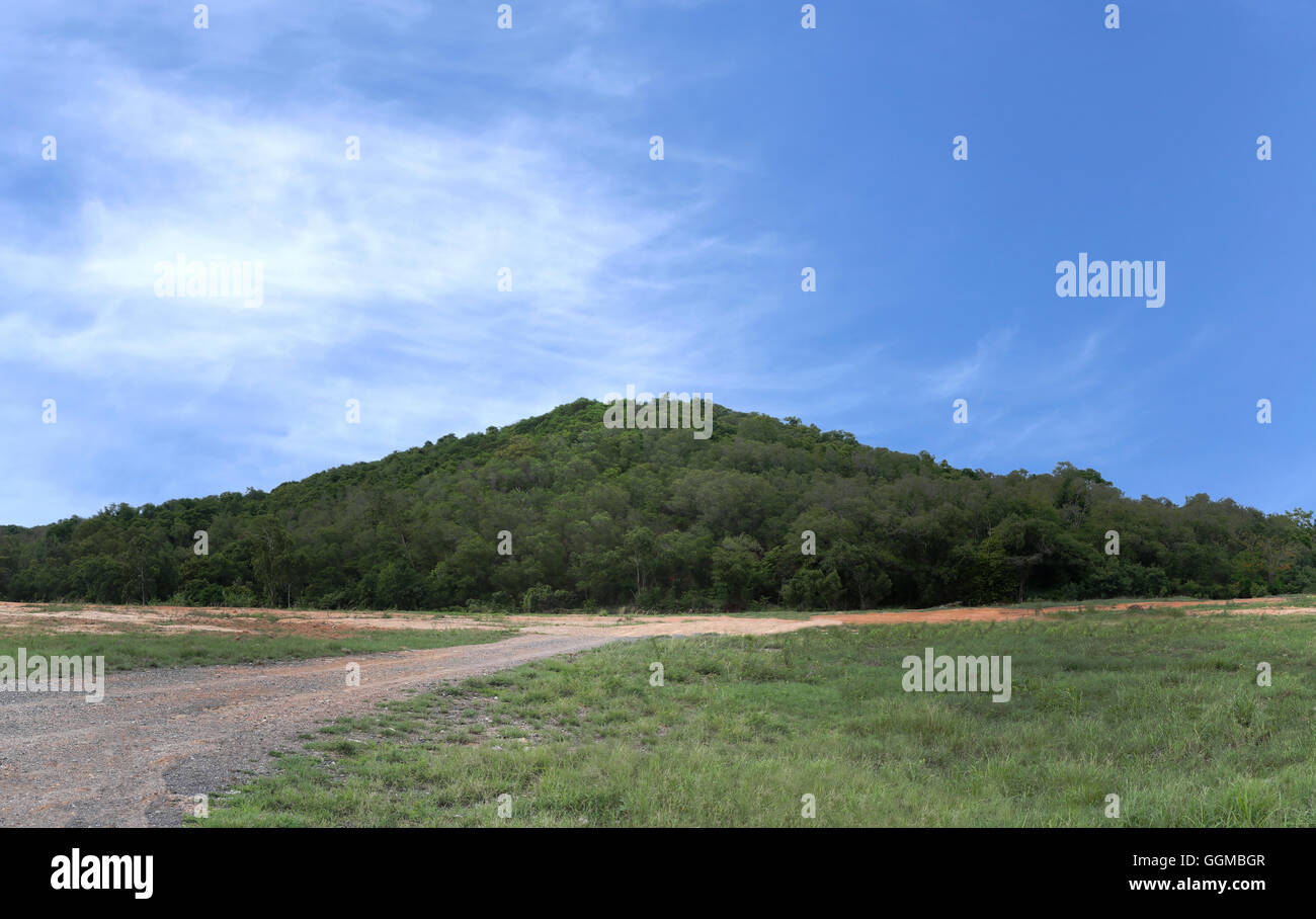 La forêt de montagne paysage sur le fond de ciel bleu dans le beau temps,zone agricole dans les régions rurales de la Thaïlande. Banque D'Images