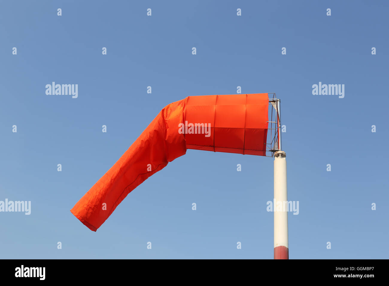 Manche à vent d'équipement vérifier le vent souffler dans la journée direction sur fond de ciel bleu. Banque D'Images