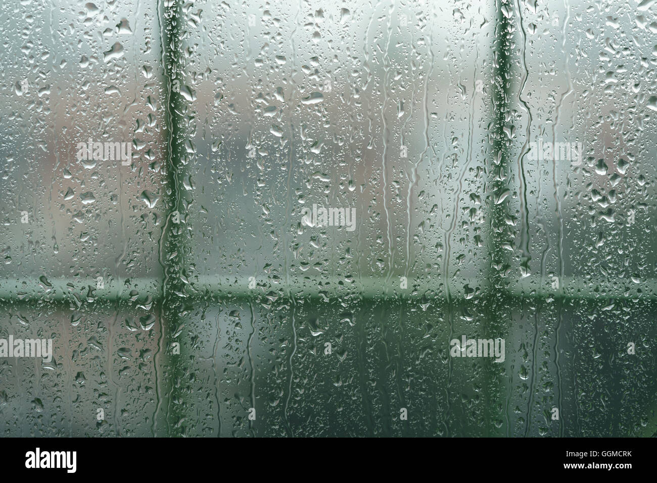 Des gouttes de pluie sur les vitres en haute résolution Banque D'Images