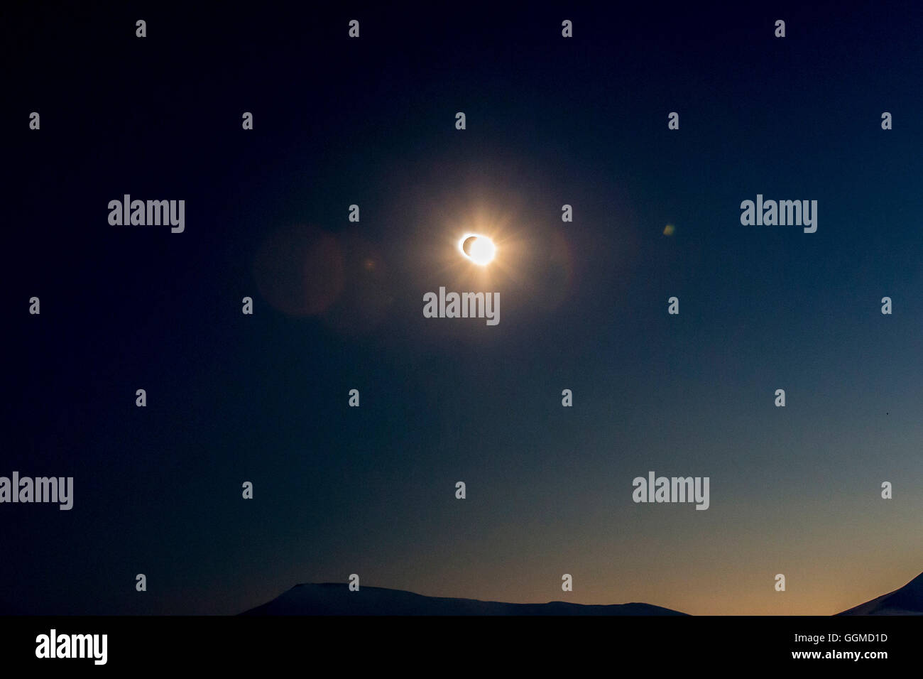 Le soleil pendant l'éclipse totale sur le Spitzberg, Svalbard, Norvège Banque D'Images