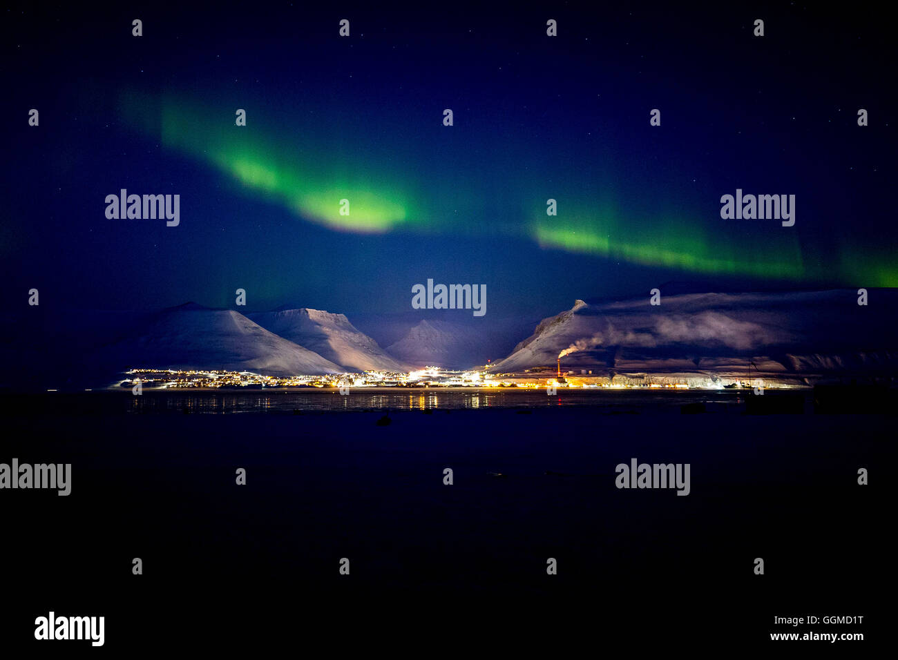 Aurore boréale au cours de Longyearbyen, au Spitzberg, Svalbard, Norvège Banque D'Images