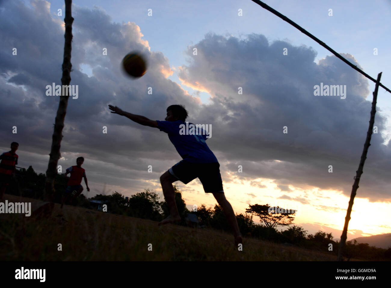 Les garçons jouent au football près de près de Champassak, Pakse au sud-Laos, Laos, Asie Banque D'Images