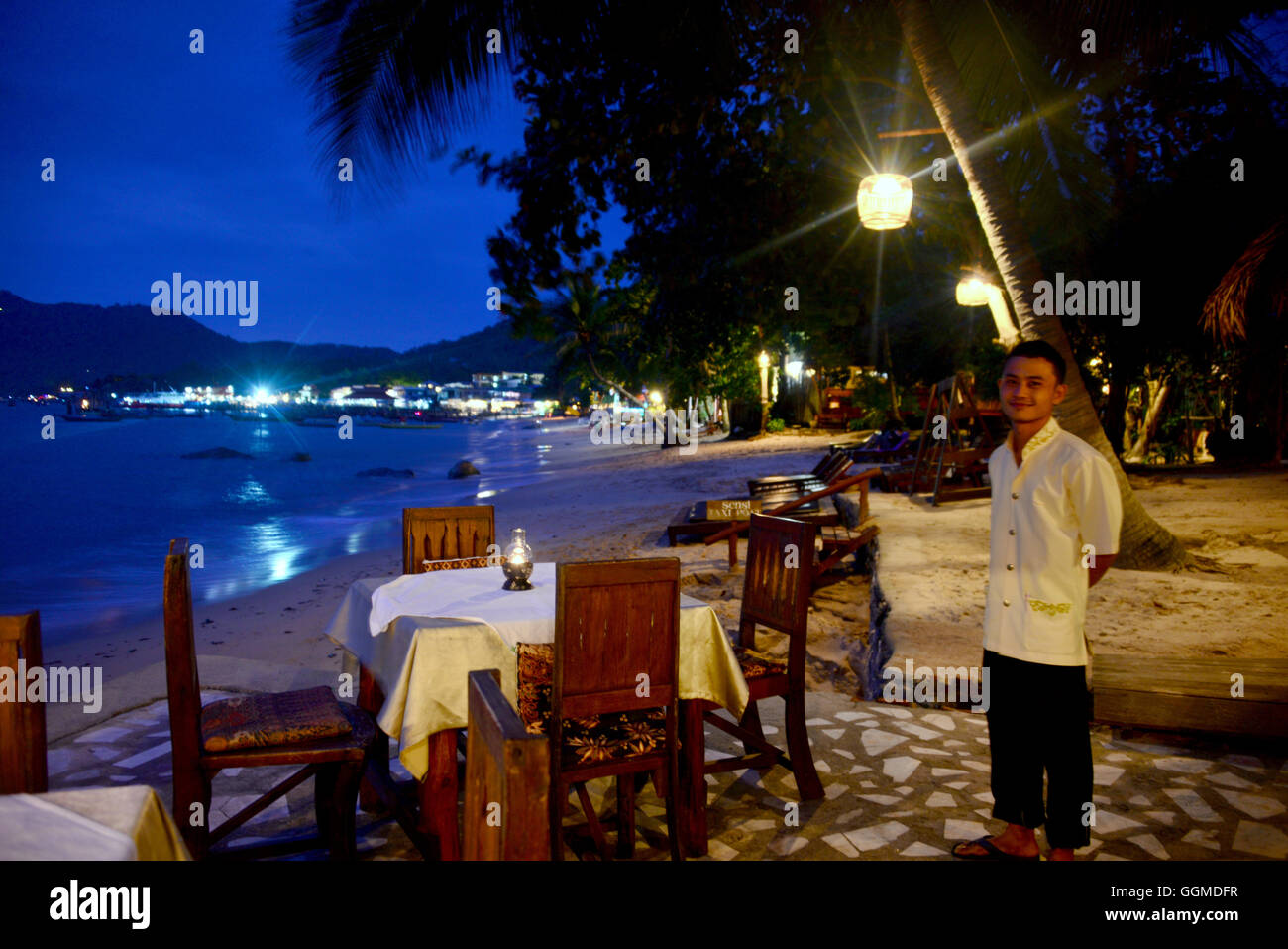 Restaurant sur la plage de Ban Mae Hat, côte ouest, île de Tao, le Golf de Thaïlande, Thaïlande Banque D'Images