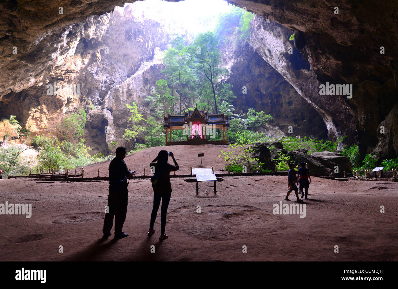 Grotte de Phraya Nakhon à Khao Sam Roi Yot National Park près de Hua Hin, Thailand, Thaïlande-centre Banque D'Images