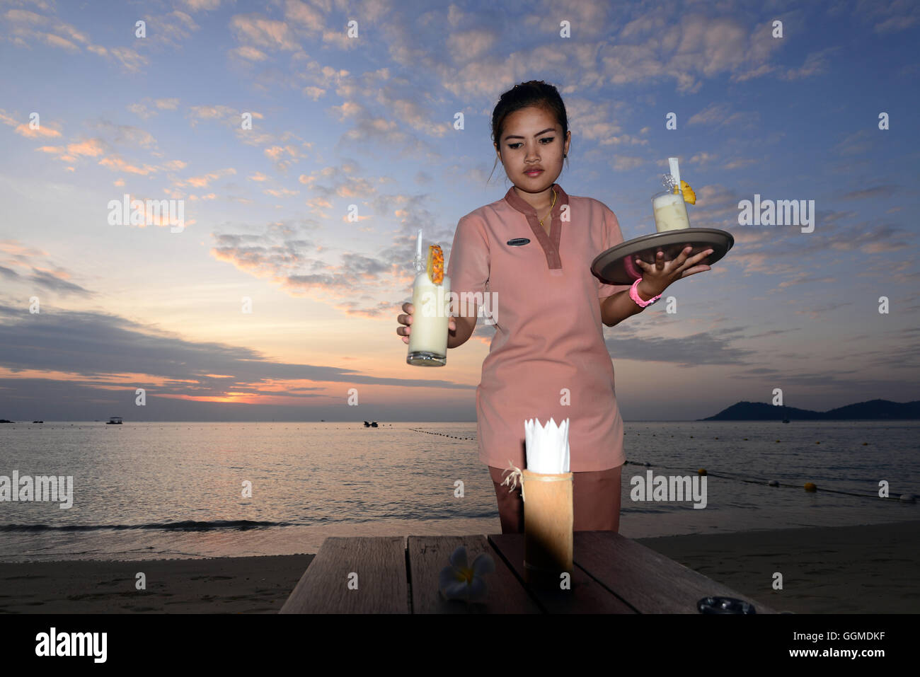 Des cocktails au coucher du soleil sur la plage de Phrao Ao, l'île de Samet, Golf de Thaïlande, Thaïlande Banque D'Images