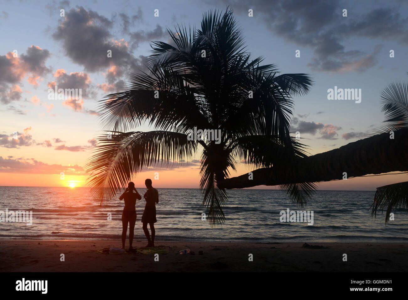 Coucher du soleil à longue plage de Chao, île de Kut, le Golf de Thaïlande, Thaïlande Banque D'Images