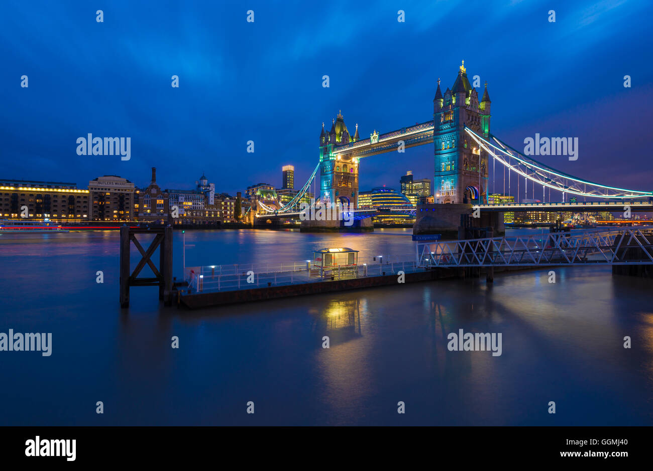 Tower Bridge à partir de St Katherine Dock, London, Royaume-Uni Banque D'Images