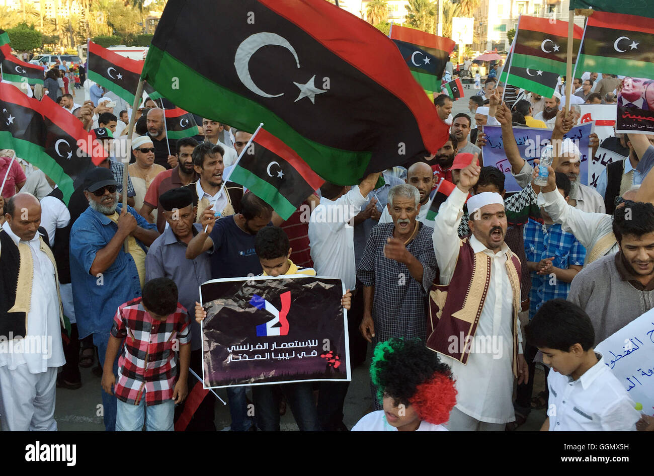 Tripoli (Libye). 5 Août, 2016. Libyens tiennent des pancartes lors d'une manifestation pour protester contre l'intervention militaire française en Libye et le général Khalifa Haftar, qui est aligné avec les autorités, à base de Tobrouk à la Place des Martyrs à Tripoli, capitale de la Libye, le 5 août 2016. © Hamza Turkia/Xinhua/Alamy Live News Banque D'Images
