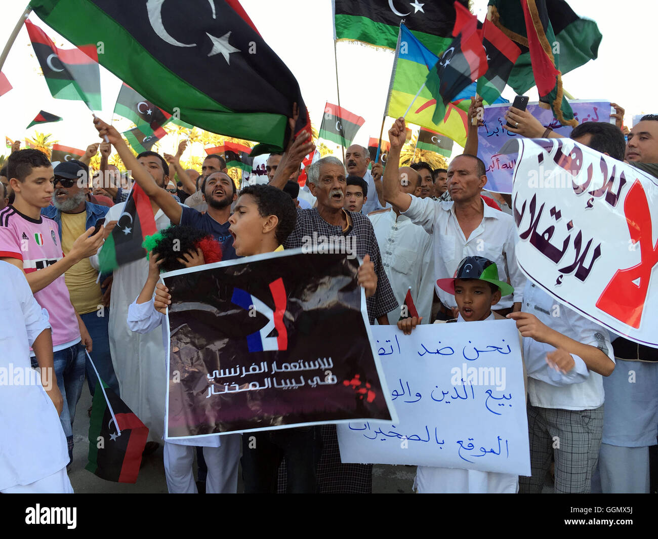 Tripoli (Libye). 5 Août, 2016. Libyens tiennent des pancartes lors d'une manifestation pour protester contre l'intervention militaire française en Libye et le général Khalifa Haftar, qui est aligné avec les autorités, à base de Tobrouk à la Place des Martyrs à Tripoli, capitale de la Libye, le 5 août 2016. © Hamza Turkia/Xinhua/Alamy Live News Banque D'Images