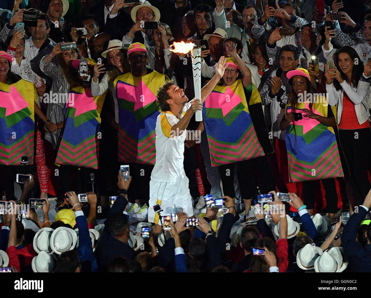 Rio de Janeiro, Brésil. 5 Août, 2016. Ancien joueur de tennis brésilien Gustavo Kuerten porte le flambeau olympique dans le stade lors de la cérémonie d'ouverture des Jeux Olympiques de Rio 2016 au stade Maracana à Rio de Janeiro, Brésil, 5 août 2016. Photo : Lukas Schulze/dpa/Alamy Live News Banque D'Images