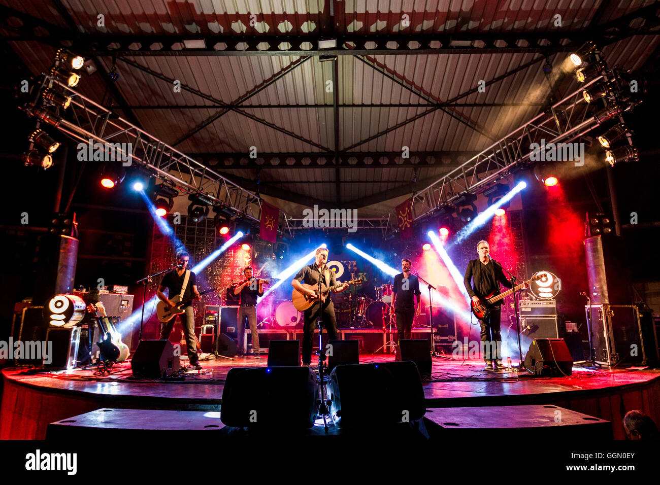 Colindres, Cantabrie, Espagne. Le 05 août, 2016. La bande 'Epsylon' pendant la Sauga Folk Music Festival. © Alvaro Campo/Alamy vivre Banque D'Images