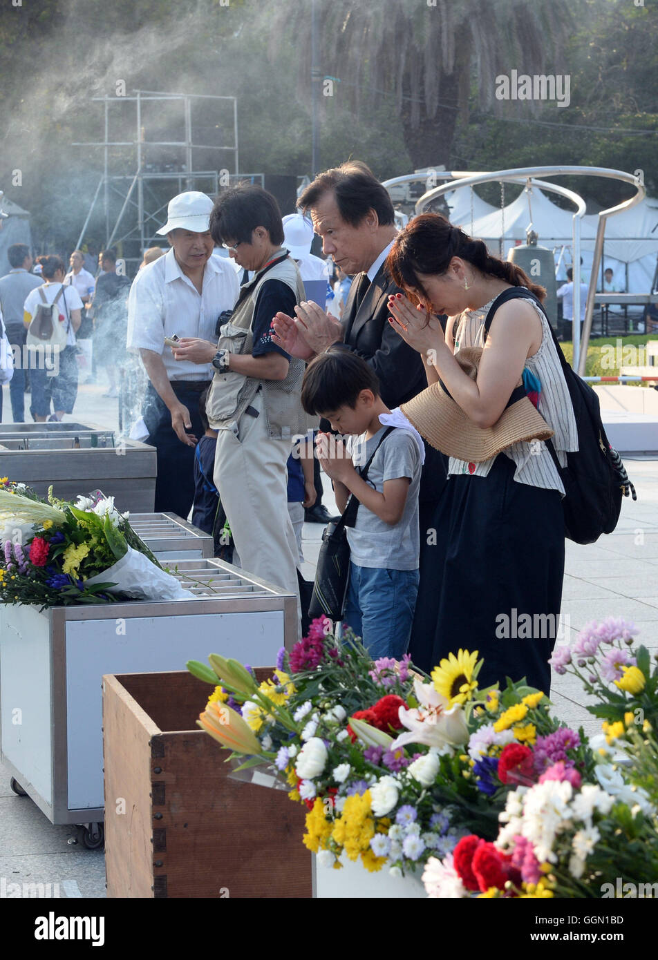 Hiroshima, Japon. 6e août 2016. Les gens pleurent les victimes de la bombe atomique au Peace Park Momorial à Hiroshima, au Japon, le 6 août 2016. Hiroshima, la ville qui a souffert des bombardements américains en 1945 pendant la Seconde Guerre mondiale, a commémoré le 71e anniversaire de l'attentat de samedi à la ville, Parc de la paix. Credit : Ma Ping/Xinhua/Alamy Live News Banque D'Images