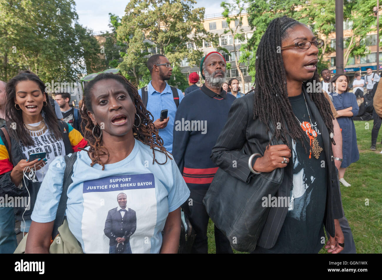 Londres, Royaume-Uni. 5 Août, 2016. Un parent de Sheku Bayoh et Marcia Rigg, le sheng de Sean Rigg dans la foule de l'assemblage au début d'un rassemblement de cinq ans et un jour après le meurtre de Mark Duggan dans Altab Ali Park dans l'Est de Londres pour commémorer les nombreuses victimes de la violence d'État britannique, y compris Sarah Duggan, Reed, Mohammed Mzee, Jermaine Baker, Sean Rigg, Leon Patterson Kingsley Burrell et plus de 1 500 autres depuis 1990. Crédit : Peter Marshall/Alamy Live News Banque D'Images