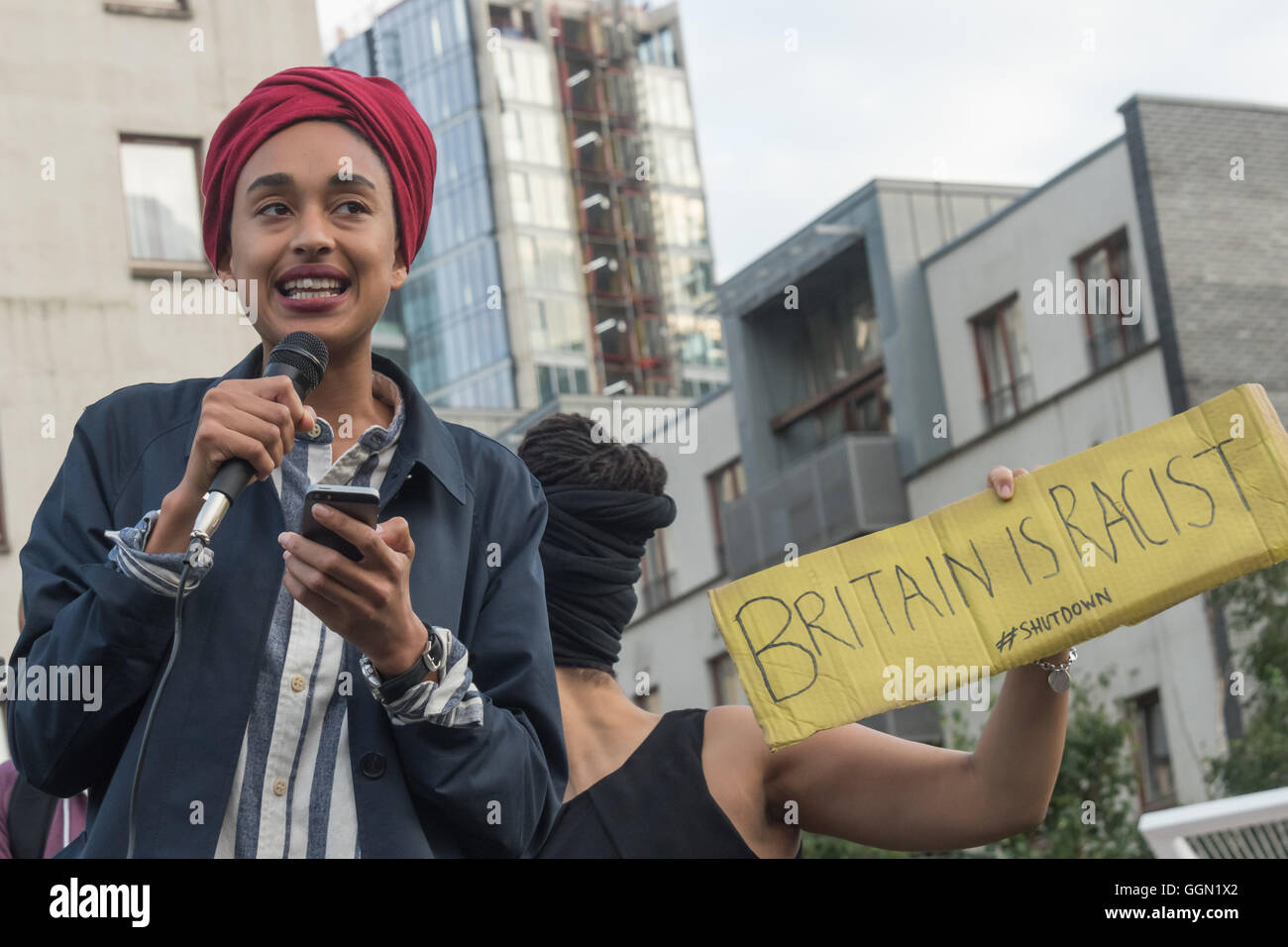 Londres, Royaume-Uni. 5 août 2016. Cinq ans et un jour après la mort de Mark Duggan, une grande foule se réunit à Altab Ali Park dans l'Est de Londres pour commémorer les nombreuses victimes de la violence d'État britannique, y compris Sarah Duggan, Reed, Mohammed Mzee, Jermaine Baker, Sean Rigg, Leon Patterson Kingsley Burrell et plus de 1500 autres, noir de façon disproportionnée, depuis 1990. L'événement, appelé par BLMUK, un mouvement communautaire non affiliés à aucun parti politique, a appelé à la justice et la fin de sexisme, classisme ethnicisée et l'homophobie et d'une nouvelle politique fondée sur la défense et la résilience communautaire. Banque D'Images