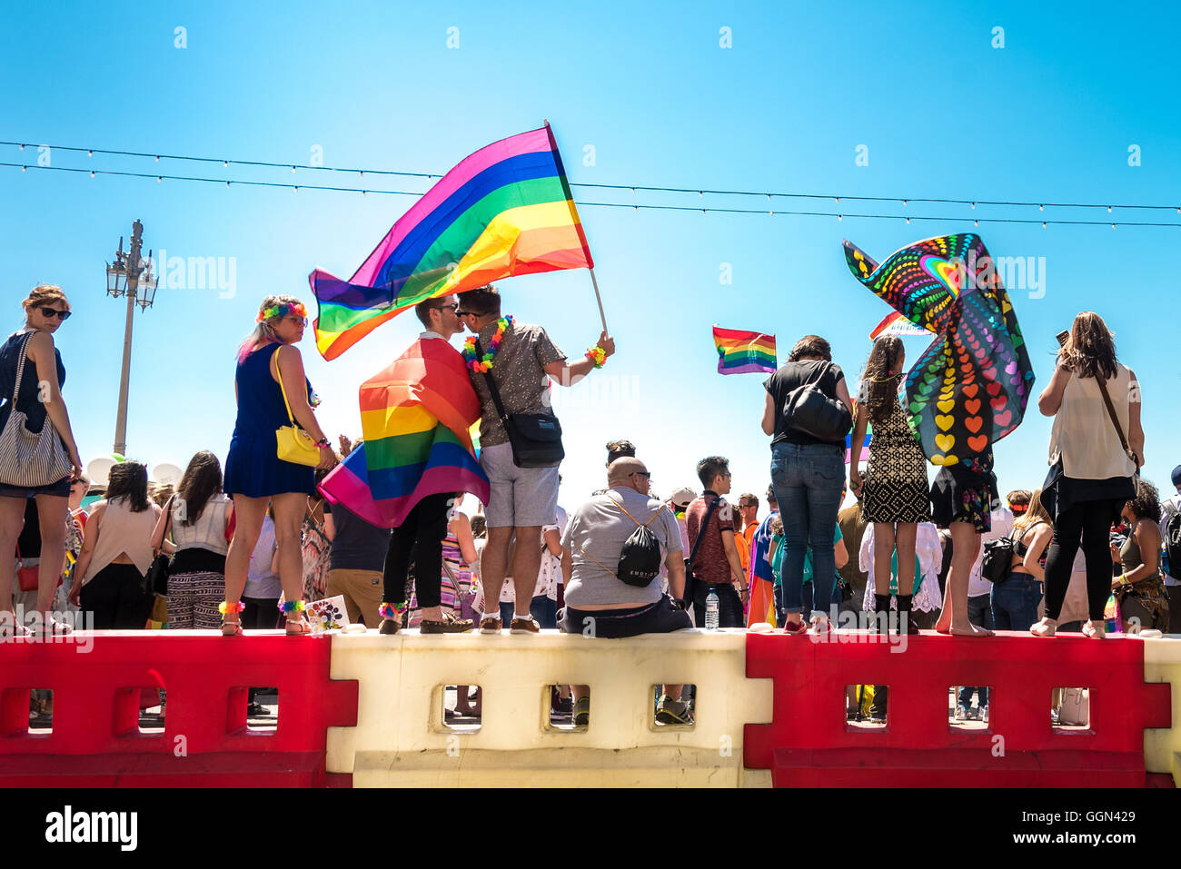 Brighton, UK. 6 Août, 2016. Baiser sous les couleurs de l'Orgueil. Brighton Pride Parade. © Julia Claxton/Alamy Live News Crédit : Julia Claxton/Alamy Live News Banque D'Images