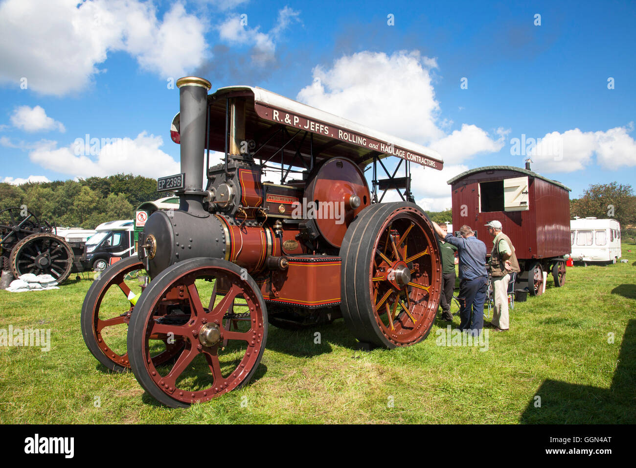 Brackenfield, Derbyshire, Royaume-Uni. 6 août 2016. Un moteur de traction à vapeur à la 46e Rallye de la vapeur de Cromford, foules apprécié chaud soleil au rassemblement annuel qui a lieu pour la première fois à Cromford, Derbyshire en août 1970. Un événement populaire pour les amateurs de moteurs de traction à vapeur, vintage des camions, tracteurs et véhicules à moteur. Credit : Mark Richardson/Alamy Live News Banque D'Images