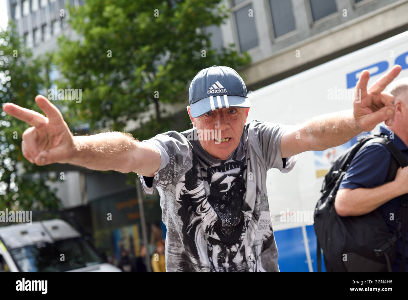 Nottingham, Royaume-Uni. Le 06 août, 2016. EDL 'English Defense League a organisé une marche à travers le centre-ville de Nottingham, cet après-midi autour de 200 humains ont pris part . Il y avait une très forte présence policière avec montées et l'émeute agents de service., une grande partie de l'ouest de la ville a été fermé. Une contre-manifestation a également eu lieu sur l'EDL de numérotation par au moins 2-1 Crédit : Ian Francis/Alamy Live News Banque D'Images