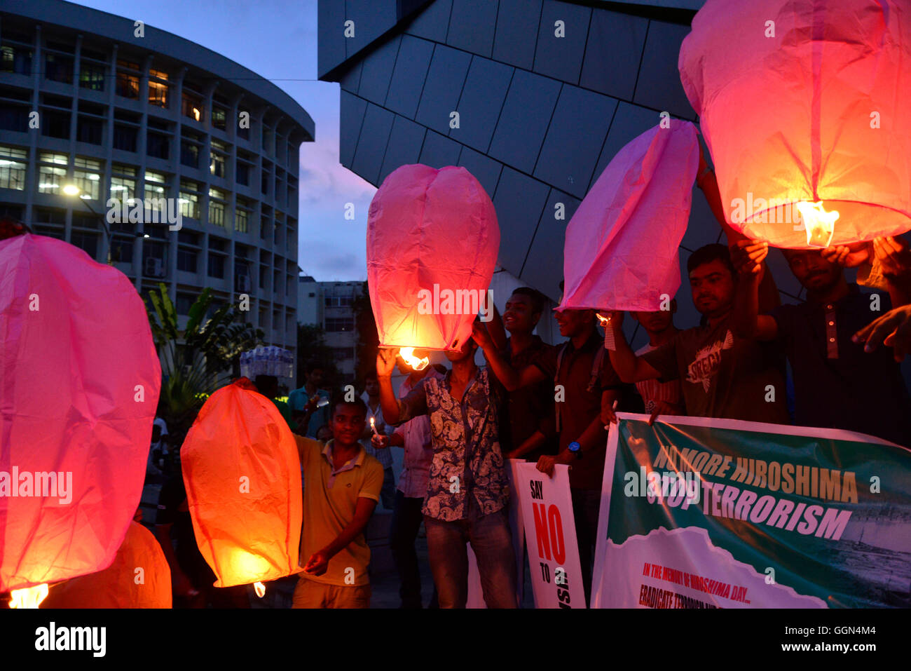 Dhaka, Bangladesh. 6 Août, 2016. Une organisation non gouvernementale ' Green Belt Trust" Fanush activités fly (Montgolfières) pour marquer le 71 anniversaire de la journée d'Hiroshima et Nagasaki à Dhaka, au Bangladesh. Le 6 août 2016, 200 000 personnes ont été tués lors de l'Hiroshima a été dévastée par la première attaque nucléaire contre l'humanité le 06 août 1945, ce qui a hâté la reddition du Japon dans la seconde guerre mondiale. Mamunur Rashid/crédit : Alamy Live News Banque D'Images