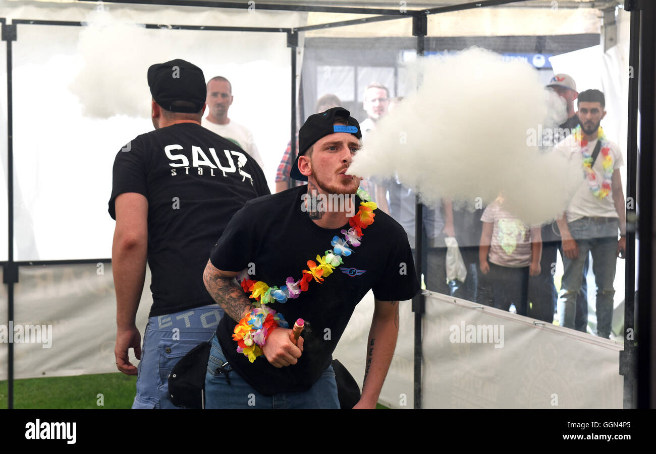 Vapefest le festival pour les amateurs de Seine à Shrewsbury UK 6 août 2016. La bataille de l'Nuages' deux vapers d'exhaler en compétition la plus grande vape cloud. Crédit : David Bagnall/Alamy Live News Banque D'Images