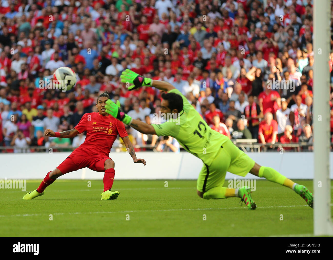 Le stade de Wembley, Londres, Royaume-Uni. Le 06 août, 2016. Champions internationaux de football. Liverpool contre Barcelone. Le milieu de terrain de Liverpool Roberto Firmino met son tir large passé gardien Barcalona Claudio Bravo Credit : Action Plus Sport/Alamy Live News Banque D'Images