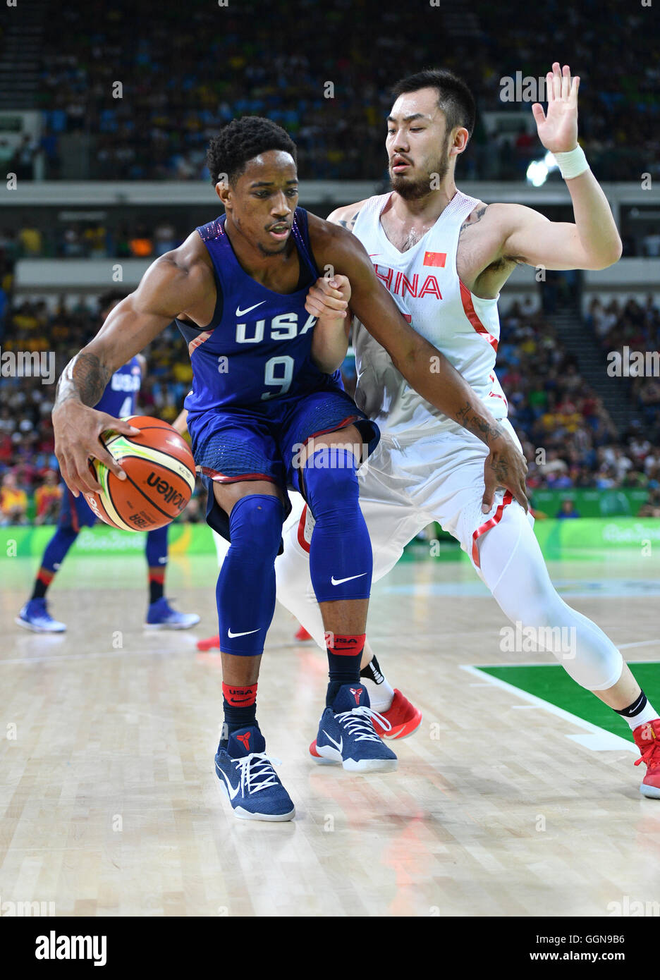 Sui Ran (R) de la Chine et des USA dans Demar DeRozan au cours de l'action des hommes de basket-ball Groupe préliminaire un match du Rio Jeux Olympiques de 2016 à l'Arena 1 Carioca, Rio de Janeiro, Brésil, 6 août 2016. Photo : Lukas Schulze/dpa Banque D'Images