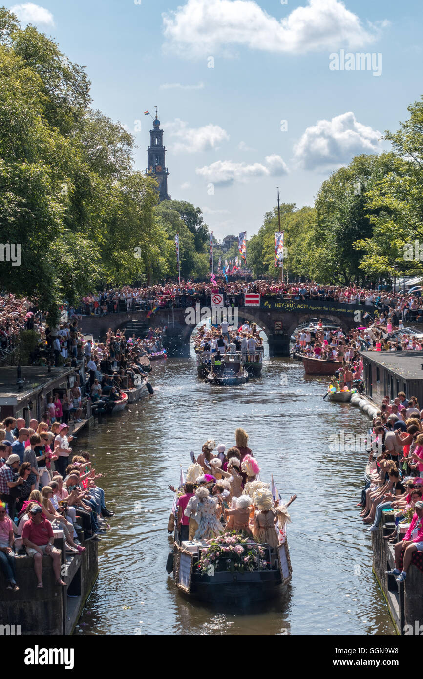 Amsterdam, Pays-Bas. Aug 6th, 2016. Le rapport annuel du Canal Amsterdam Gay Pride Parade était une édition spéciale parce qu'Amsterdam accueille l'EuroPride cette année. Des foules immenses acclamé 80 bateaux le long du canal Prinsengracht et la rivière Amstel. Credit : Wiskerke/Alamy Live News Banque D'Images