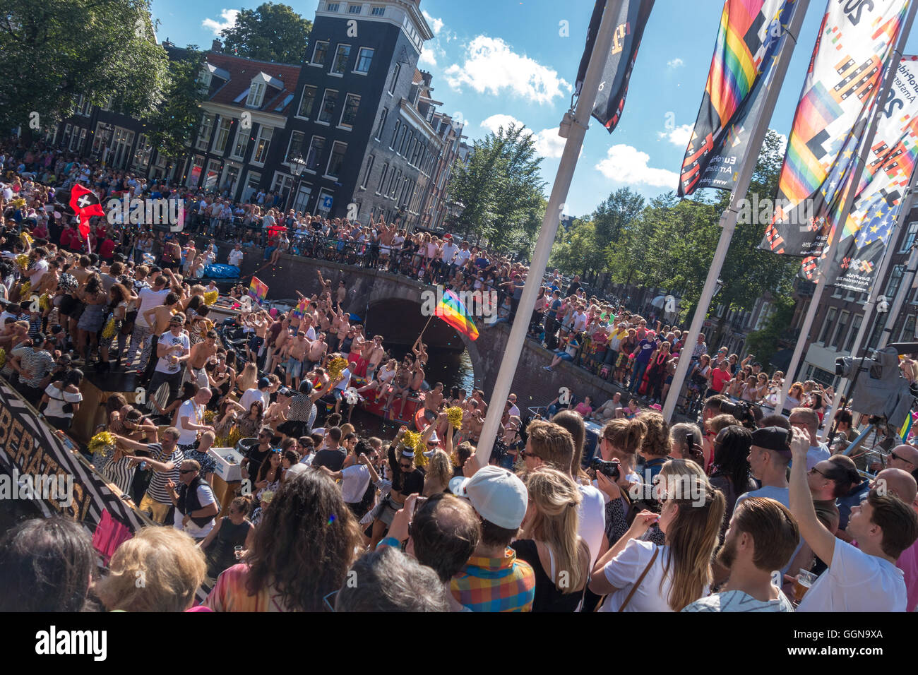 Amsterdam, Pays-Bas. Aug 6th, 2016. Le rapport annuel du Canal Amsterdam Gay Pride Parade était une édition spéciale parce qu'Amsterdam accueille l'EuroPride cette année. Des foules immenses acclamé 80 bateaux le long du canal Prinsengracht et la rivière Amstel. Credit : Wiskerke/Alamy Live News Banque D'Images