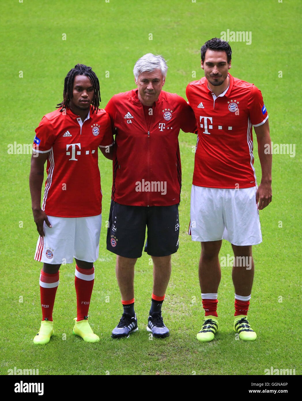 Munich, Allemagne. 6e août 2016. Bayern Munich's head coach Carlo Ancelotti (C) et ses joueurs Renato Sanches (L), Mats Hummels poser pour des photos au cours d'une session de formation de la première division allemande club Bundesliga FC Bayern Munich à Munich, Allemagne, le 6 août 2016. © Philippe Ruiz/Xinhua/Alamy Live News Banque D'Images