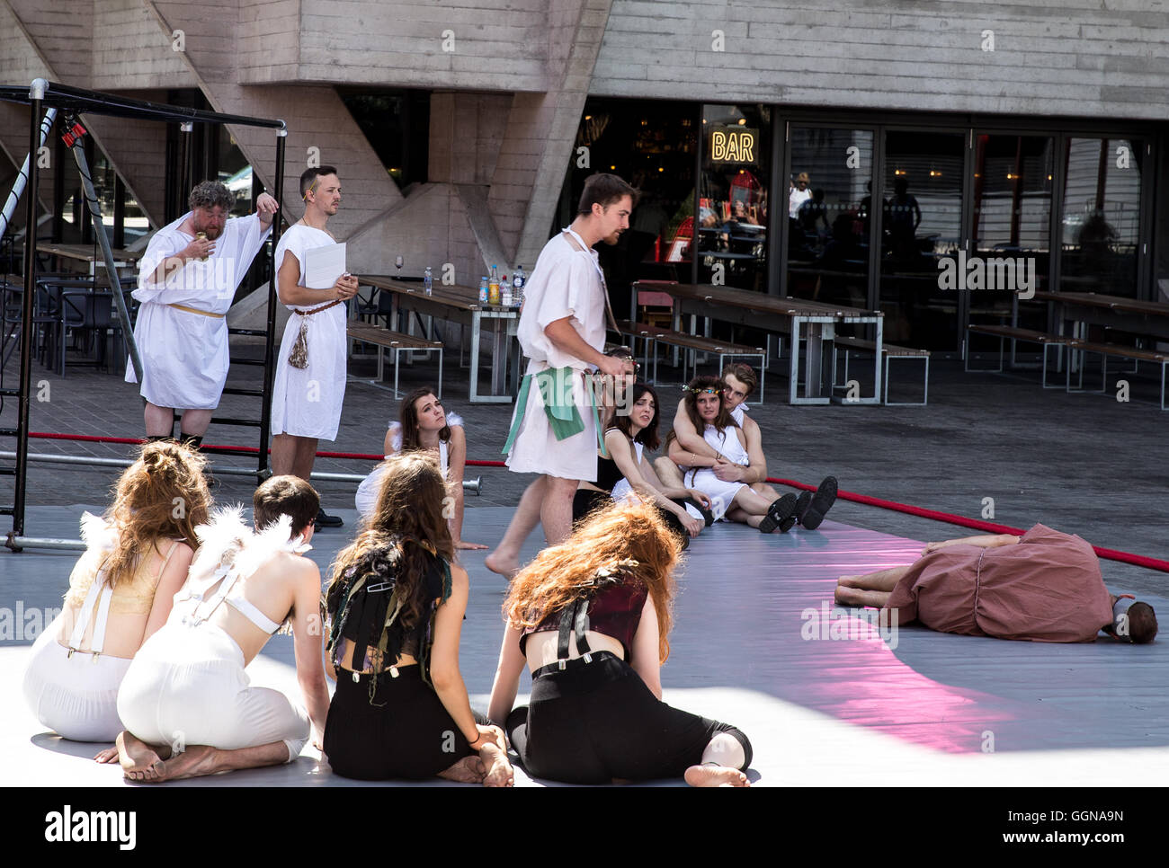 Londres, Royaume-Uni. Le 06 août, 2016. Une performance par les artistes du Théâtre National à Southbank. Credit : Arundhati Bhattacharya/Alamy Live News Banque D'Images
