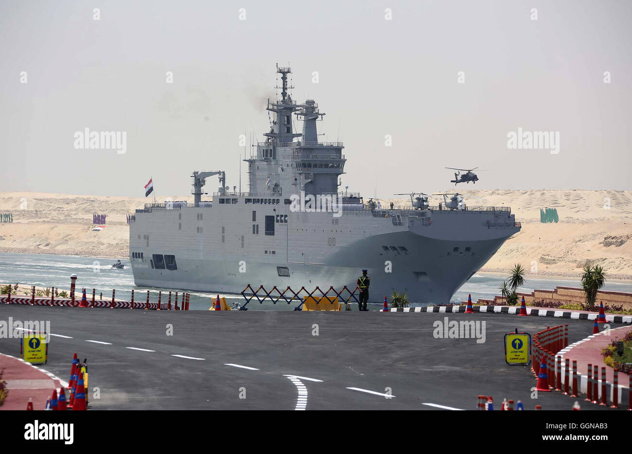 Ismailia, Ismailia, Égypte. 6e août 2016. Le porte-hélicoptères de classe Mistral Gamal Abdel Nasser (ex-Vladivostok) traverse la nouvelle section du canal de Suez pendant le premier anniversaire du lancement du nouveau canal de Suez et le 60e anniversaire de la nationalisation du Canal de Suez à Ismaïlia, Egypte 6 août 2016 © Bureau Président égyptien/APA/Images/fil ZUMA Alamy Live News Banque D'Images