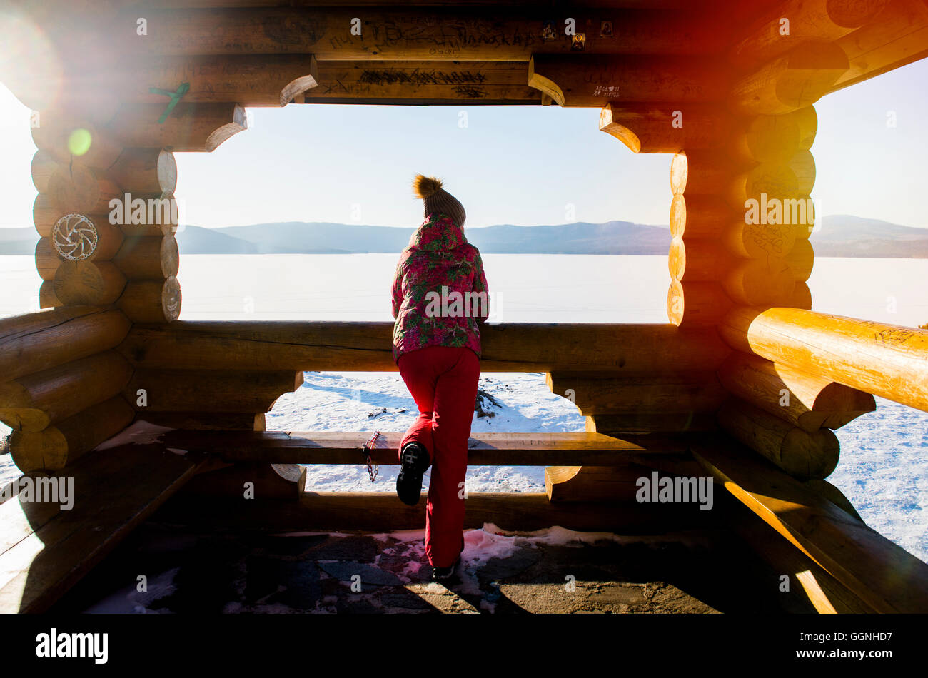 Woman admiring de neige en hiver balcon lodge Banque D'Images