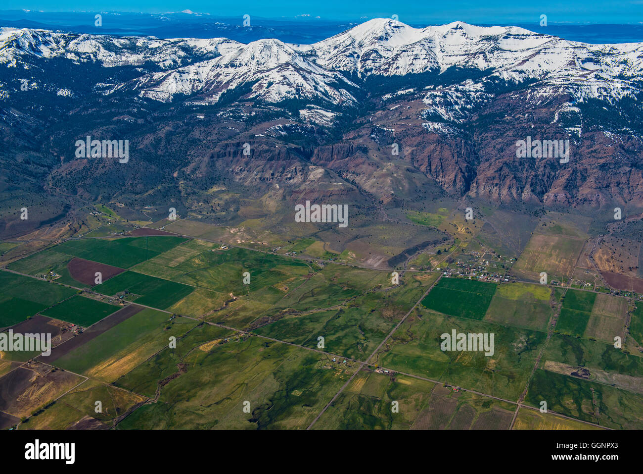 Vue aérienne des terres agricoles et les montagnes, Cedarville, California, United States, Banque D'Images
