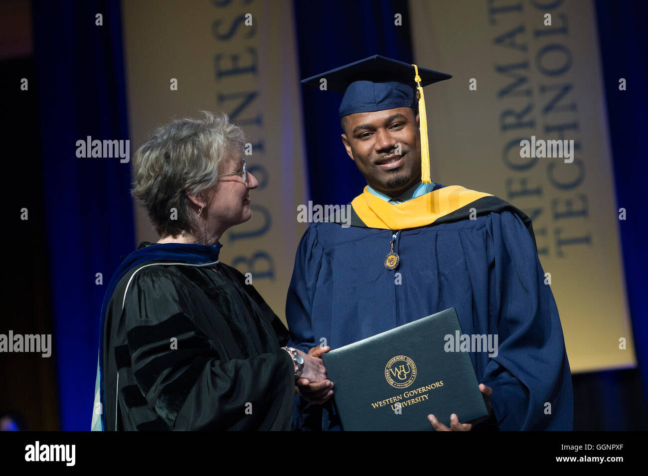Cap and gown Banque de photographies et d’images à haute résolution Alamy