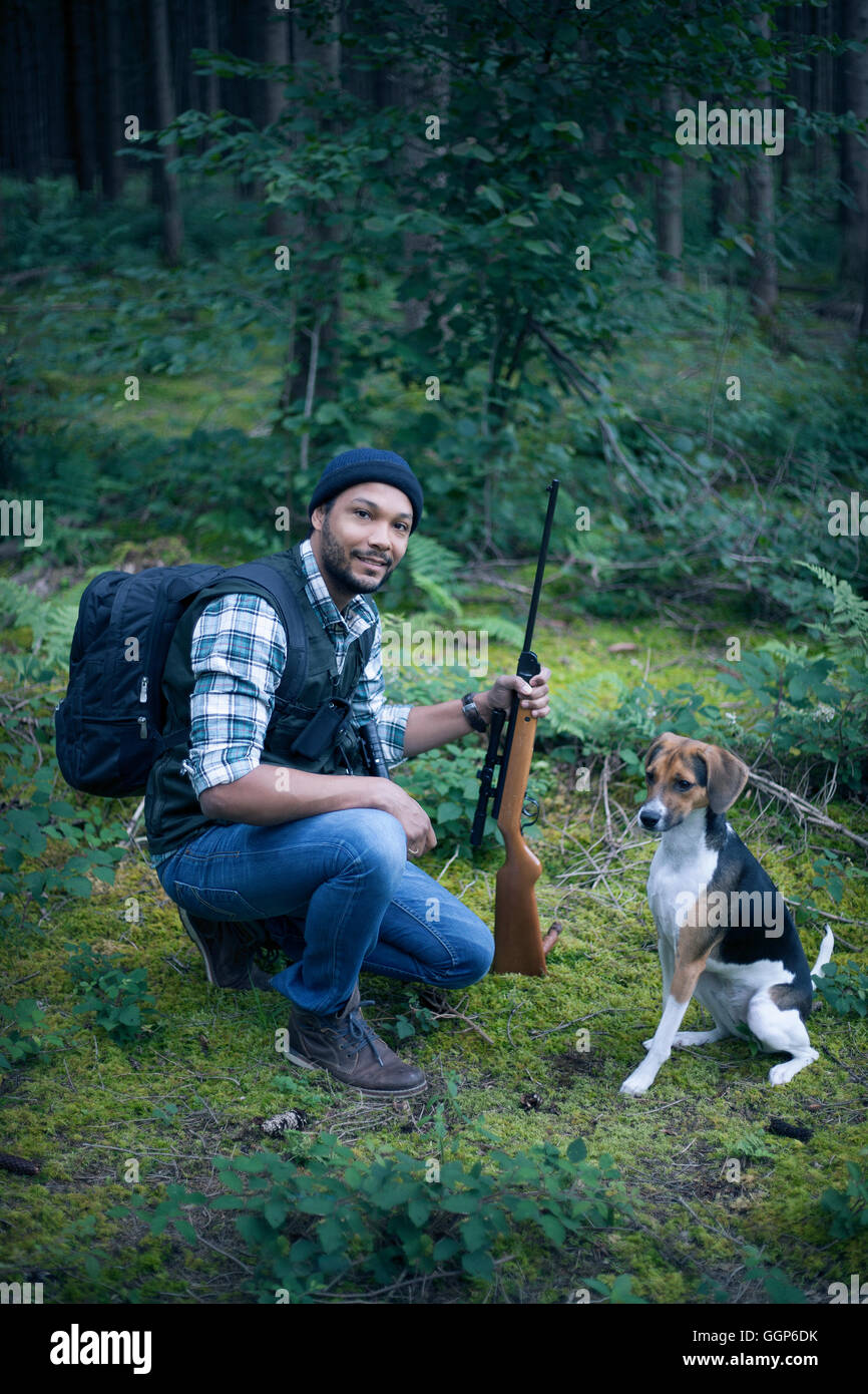 L'Interracial hunter dans la forêt Banque D'Images