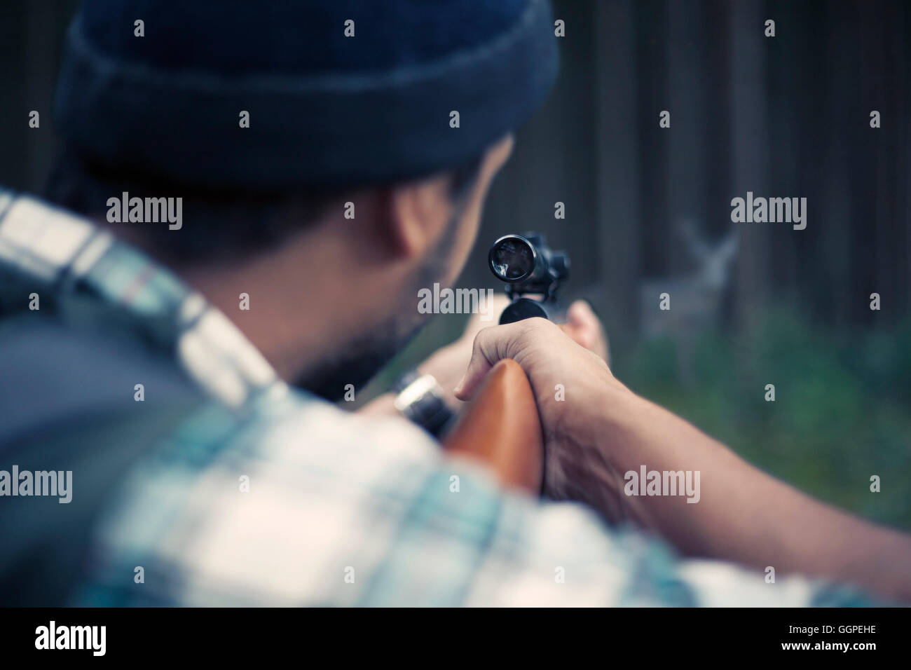 L'Interracial hunter dans la forêt Banque D'Images